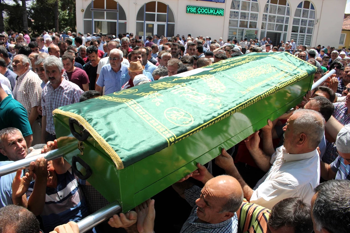 Otobüs Şoförü Göncü\'nün Cenazesi Toprağa Verildi