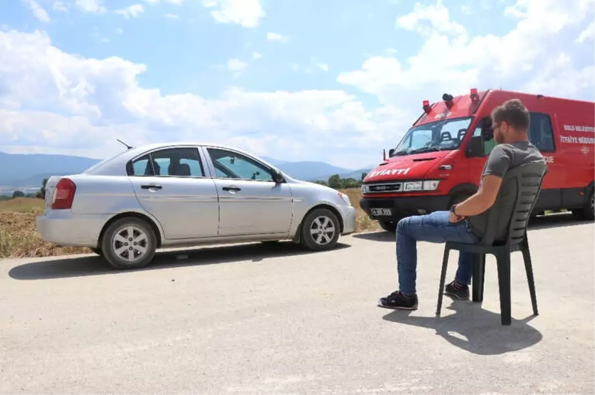 Otomobilin Altına Giren Yılan İçin Seferberlik