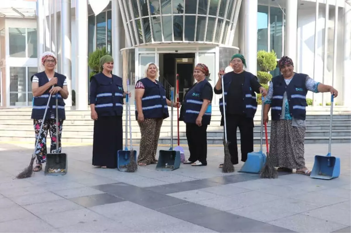 İzmit Sokaklarının Temizliği Ev Hanımlarına Emanet