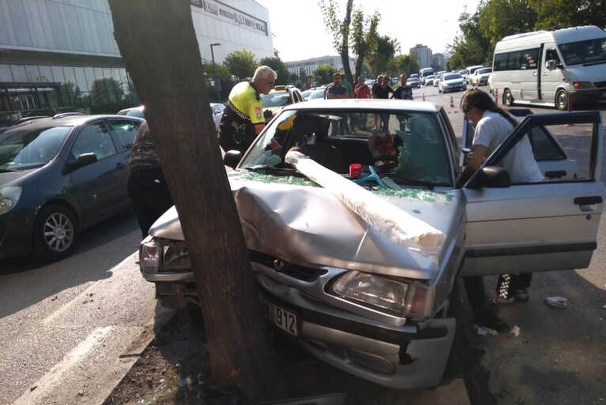 Samsun\'da Otomobil Ağaca Çarptı: 2 Yaralı