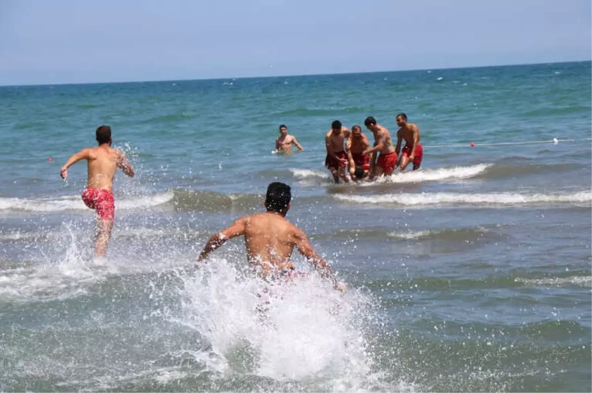 Serinlemek İçin Denize Giren 2 Genç Boğulma Tehlikesi Geçirdi