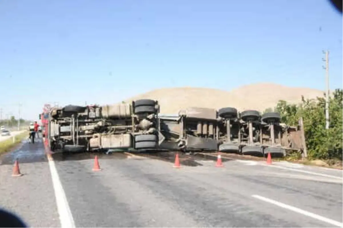 Sürücü Arı Sokunca Bayıldı, Tanker Devrildi