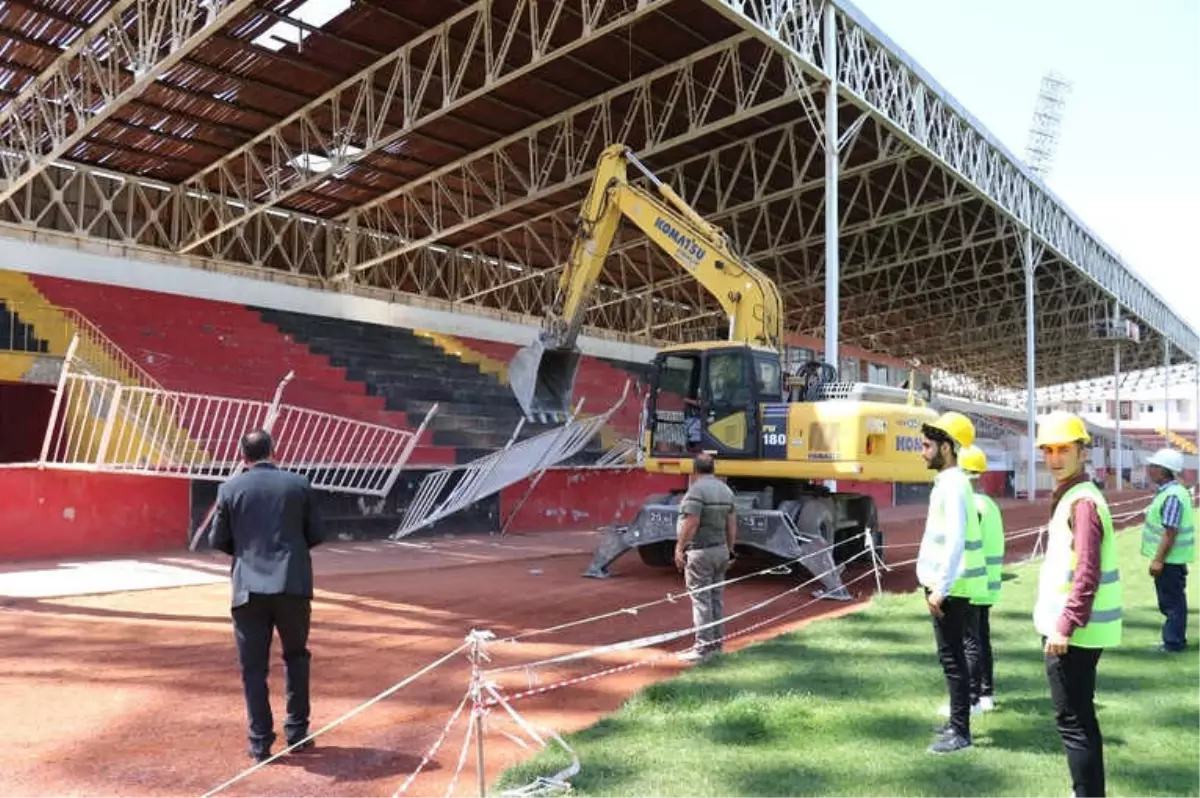 Van Atatürk Şehir Stadında Yıkım Çalışmaları Başladı