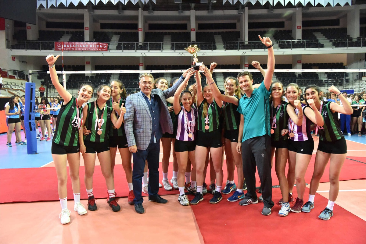 Voleybolun Yıldızları Bornova\'dan Şampiyon Bornova