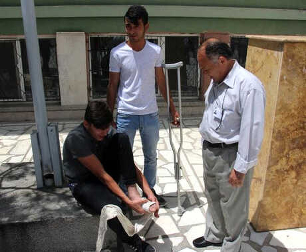 Ayağındaki Bandajı Çıkarıp, Koltuk Değnekleriyle Sınava Girdi (2)
