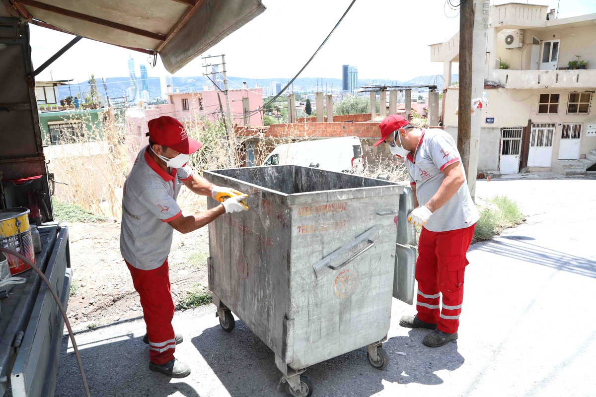Bayraklı Sokakları Pırıl Pırıl