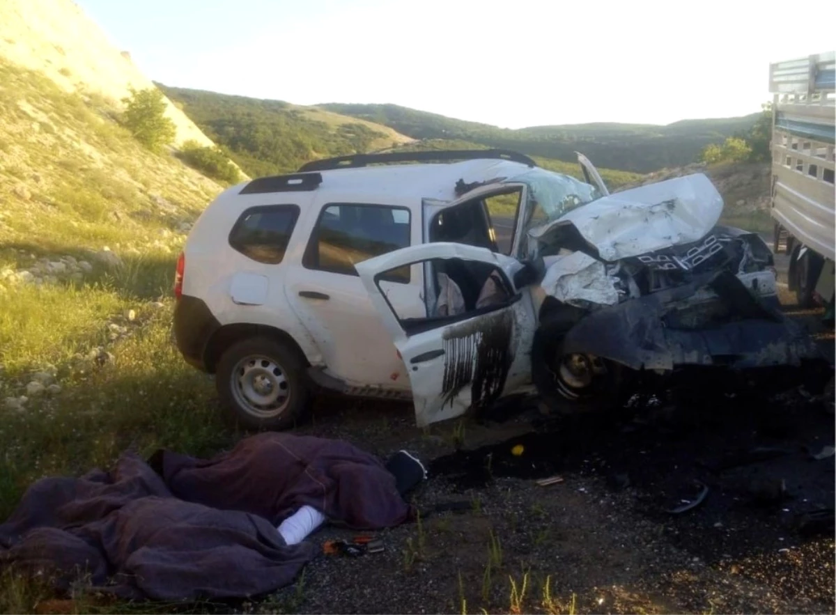 Elazığ\'da Araçlar Kafa Kafaya Çarpıştı: 2 Ölü, 1 Yaralı