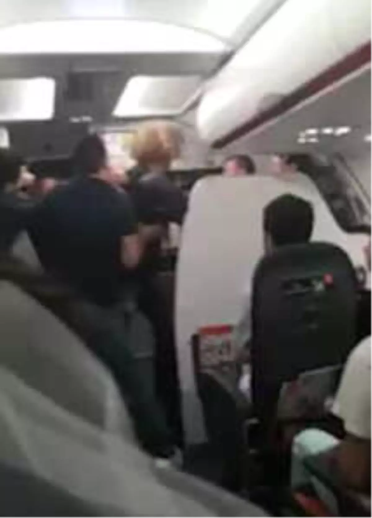 Uçuş Görevlisine Kafa Atan Saldırgan Adam Ortalığı Birbirine Kattı