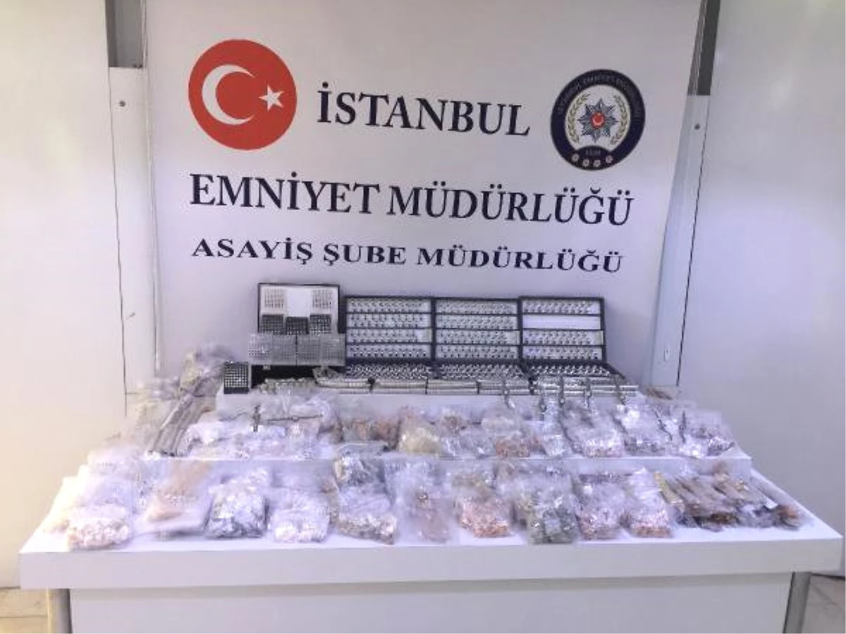 İstanbul\'da 1 Milyon Liralık Gümüş Takı Çalan Hırsızlar Yakalandı