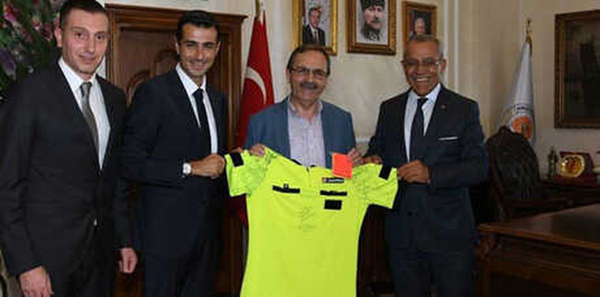 Kalkavan\'dan Başkan Şahin\'e Hakem Forması
