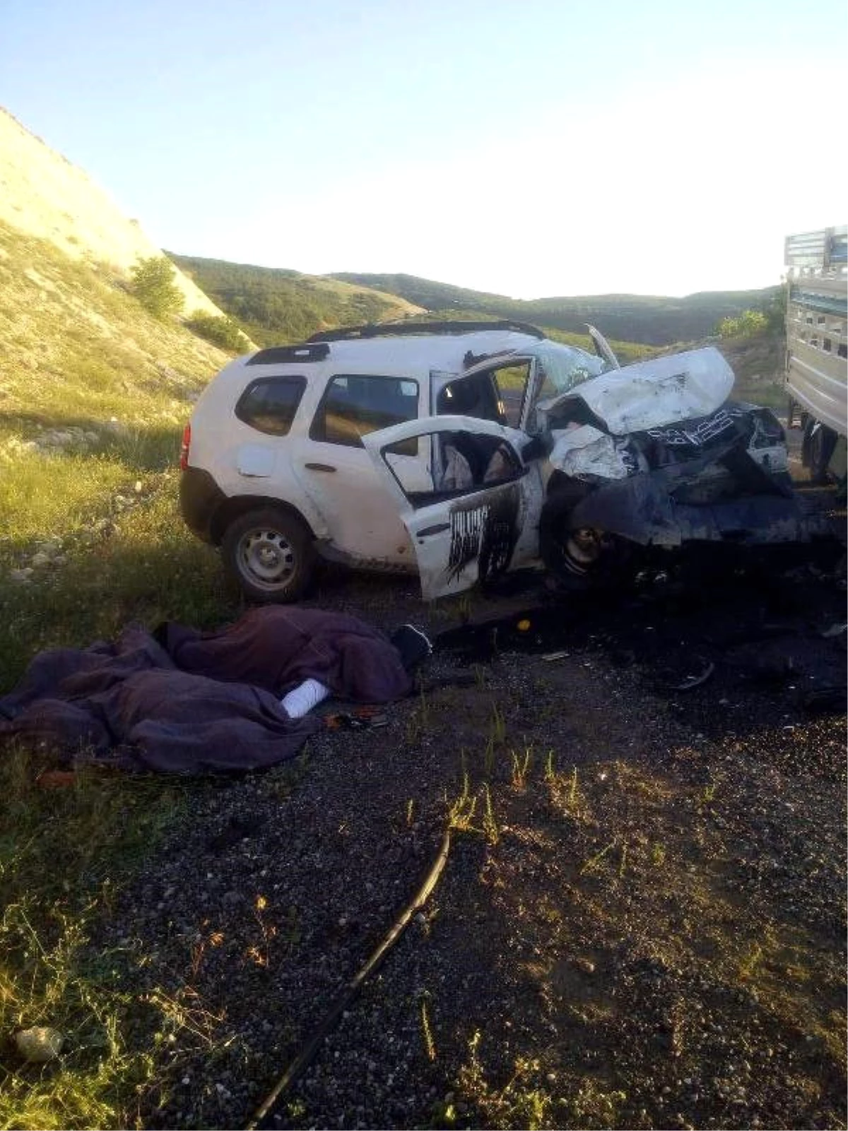 Kamyonet ile Otomobil Kafa Kafaya Çarpıştı: 2 Ölü, 1 Yaralı