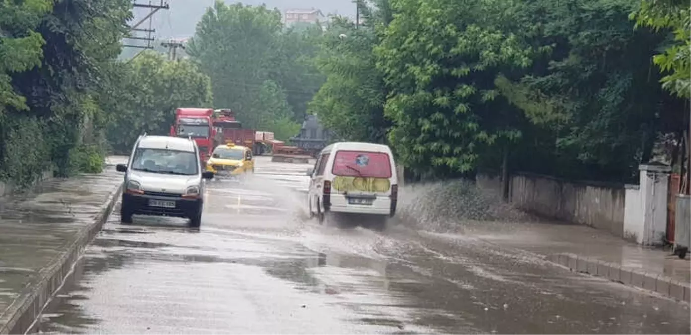 Kısa Süreli Yağmur Yolları Göle Çevirdi