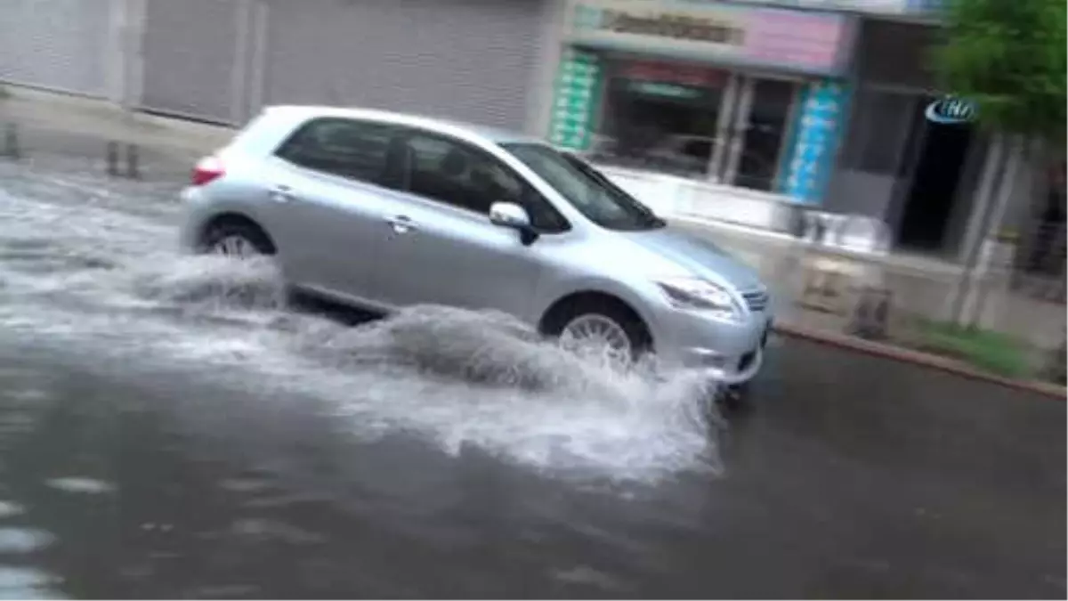 Kısa Süreli Yağmur Yolları Göle Çevirdi