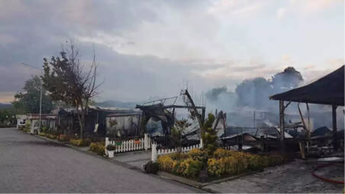 Sapanca Gölü Kıyısındaki 10 İş Yeri Yandı