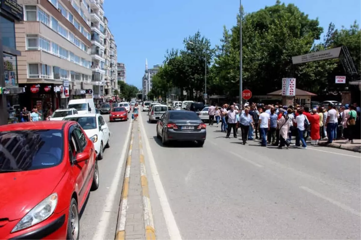 Sınava Giren Çocukları İçin Yolun Trafiğe Kapatılmasını İstediler