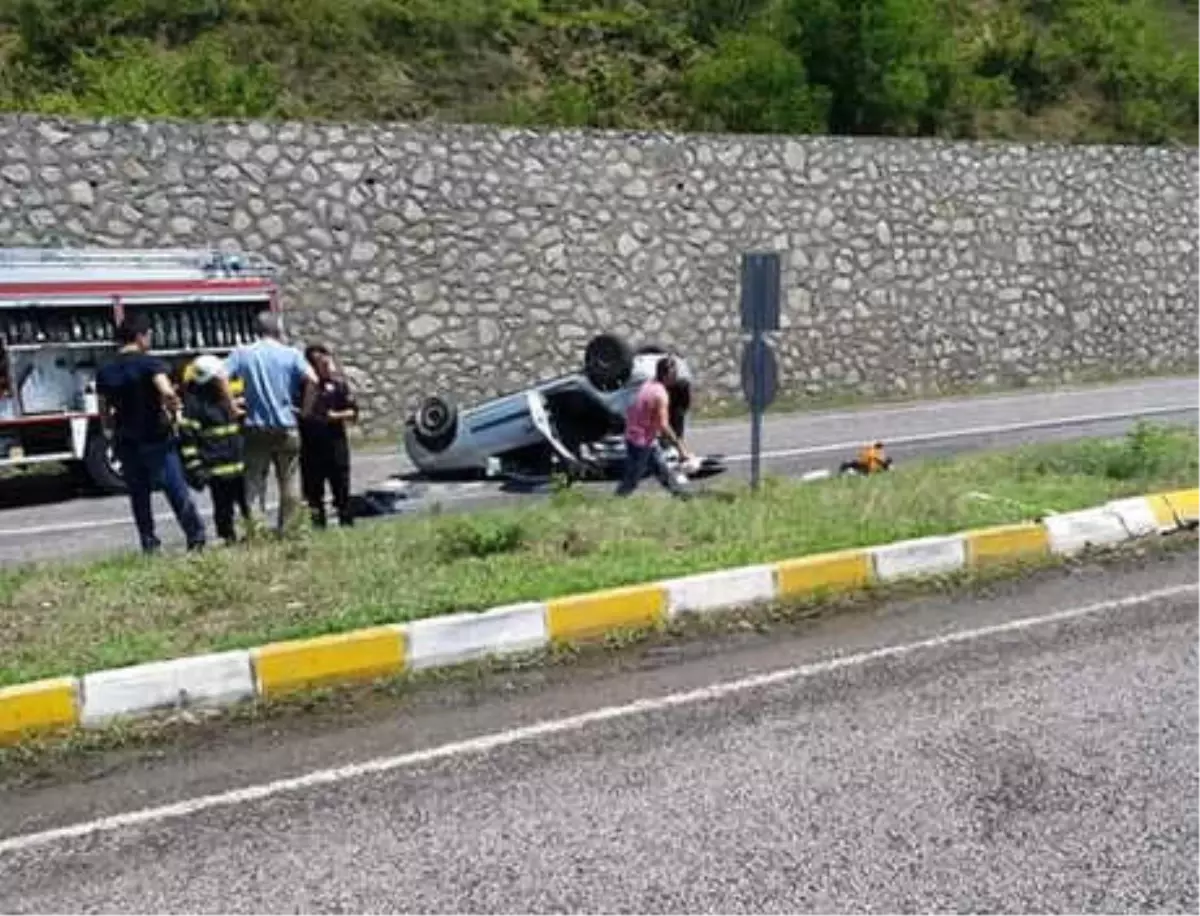 Zonguldak\'ta Kontrolden Çıkan Araç Takla Attı; 2 Yaralı