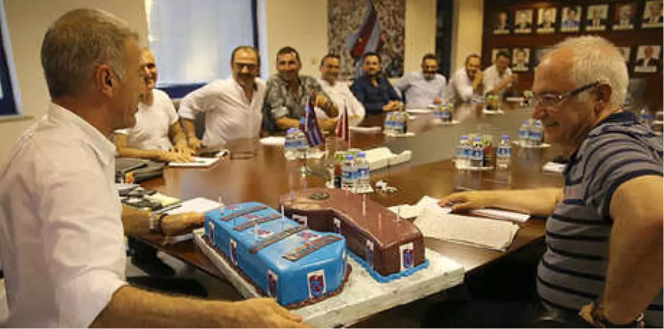 Ahmet Ağaoğlu\'na Doğum Günü Kutlaması!