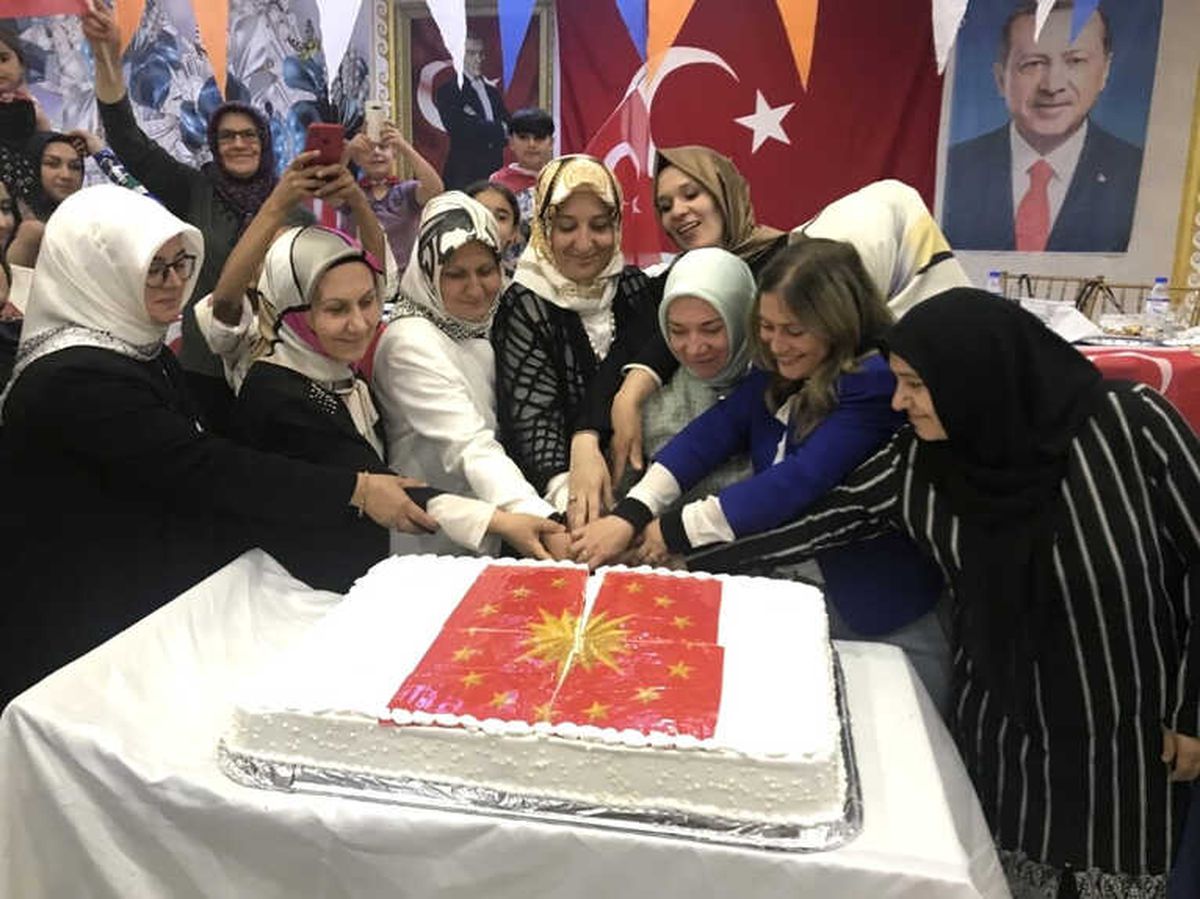 Ak Gönüllü Kadınlarımızı Kutluyorum"