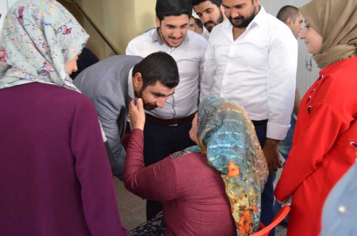 Ak Partili Gençler Yaşlıları Ziyaret Etti