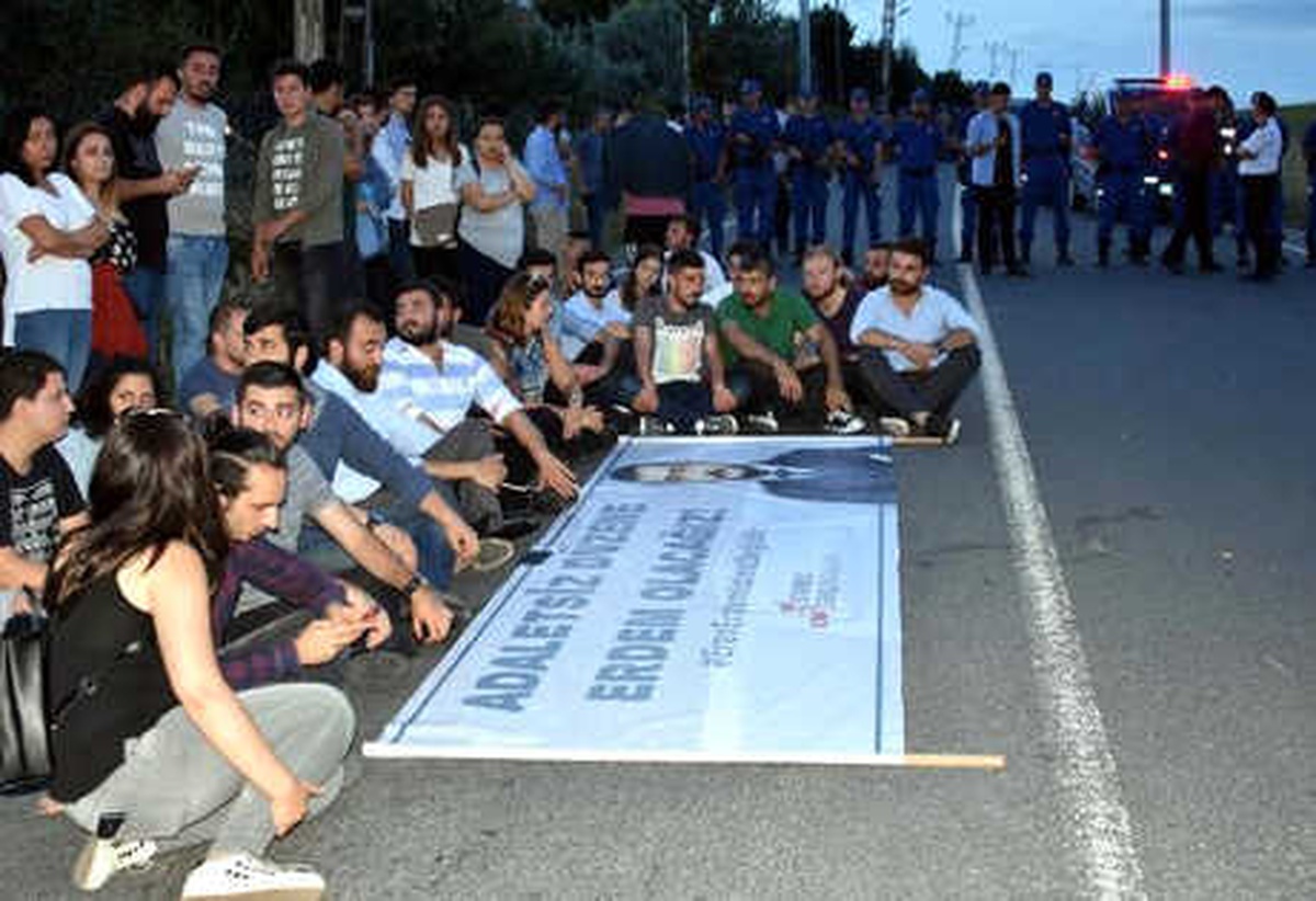 CHP\'li Gençler, Eren Erdem\'in Tutuklanmasına Protesto Etti