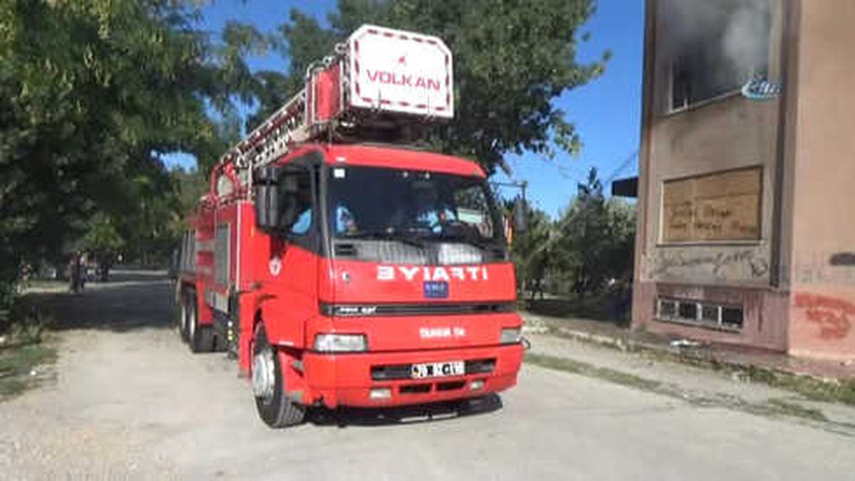 Karaman\'da Kullanılmayan Eski Hastane Ek Binasında Yangın Çıktı