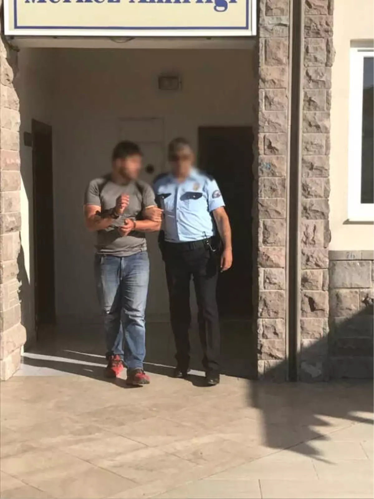 Kuşadası\'nda Çeşitli Suçlardan Aranan 4 Kişi Yakalandı