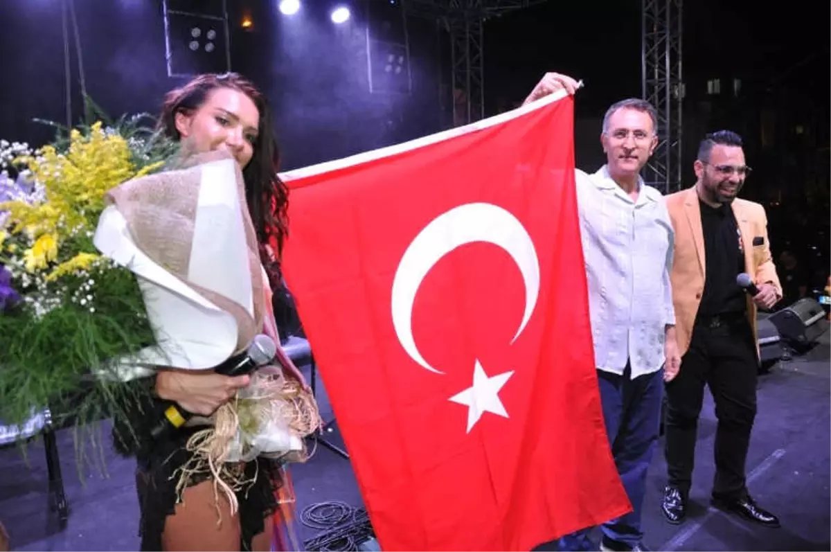 Otilia, Festivale Geldiği Buldan\'ı Salladı