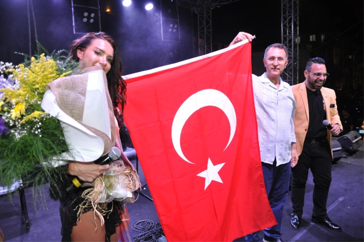 Otilia Türk Bayrağı Açtı
