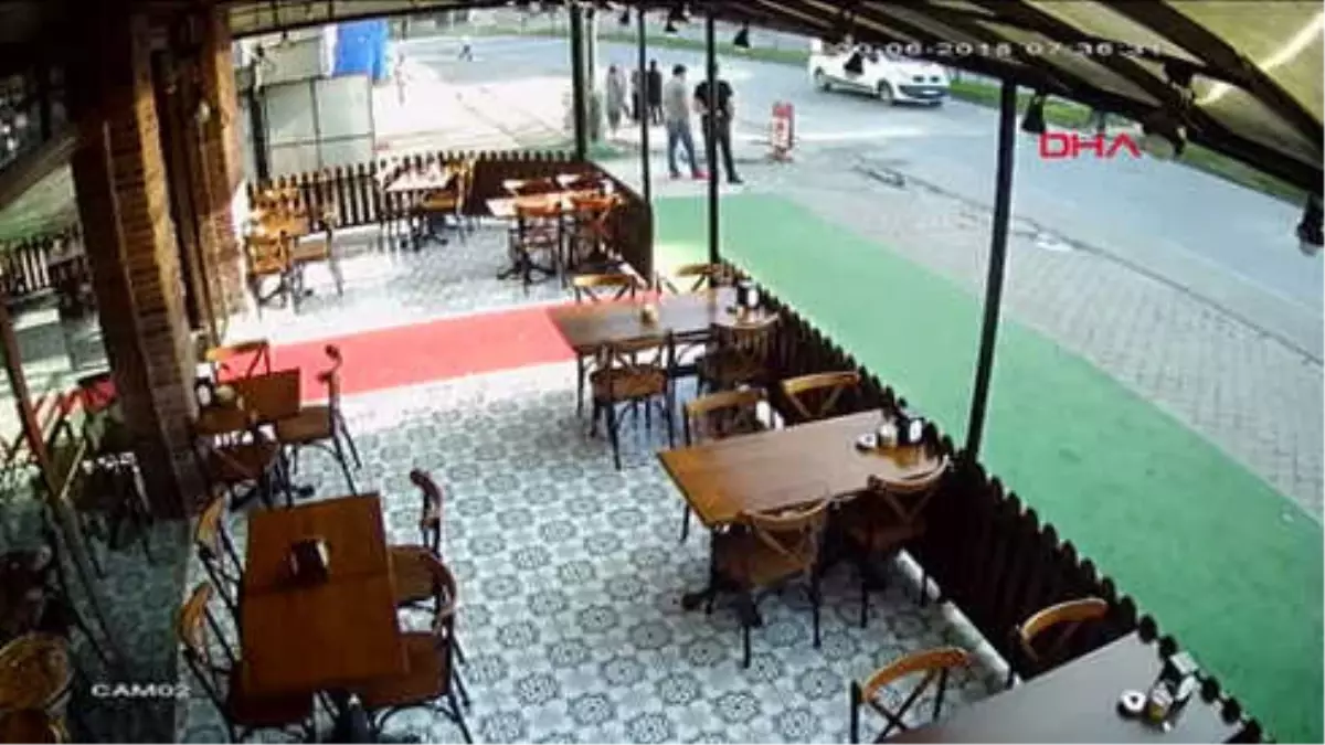 Sakarya Otomobilin Kaldırımdaki 2 Kadına Çarptığı Kaza Kamerada
