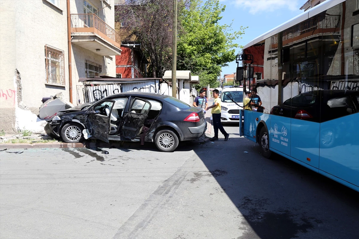 Sınava Yetişmek İsterken Kaza Yaptılar, 4 Yaralı