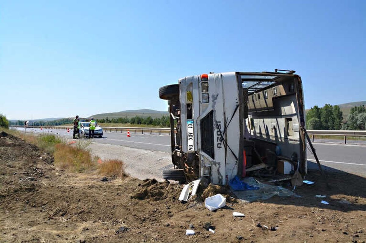 Sivas\'ta Tarım İşçilerini Taşıyan Minibüs Devrildi: 27 Yaralı