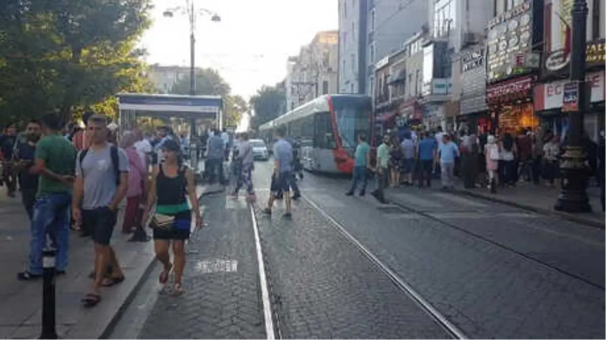 Sultanahmet\'te Tramvay Raydan Çıktı; Seferler Bir Süre Yapılamadı (2)