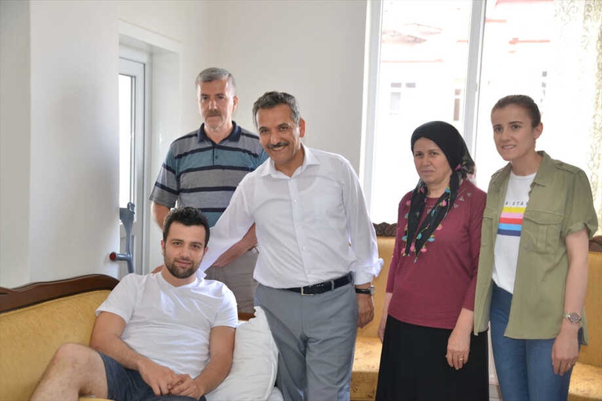 Vali Kaymak, Çukurca Gazisini Ziyaret Etti