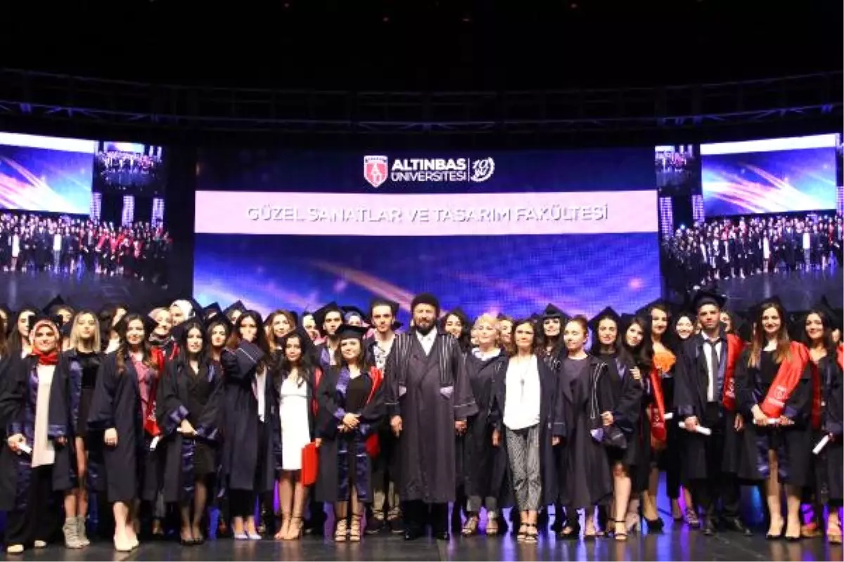 Altınbaş Üniversitesi Öğrencileri Keplerini Attı