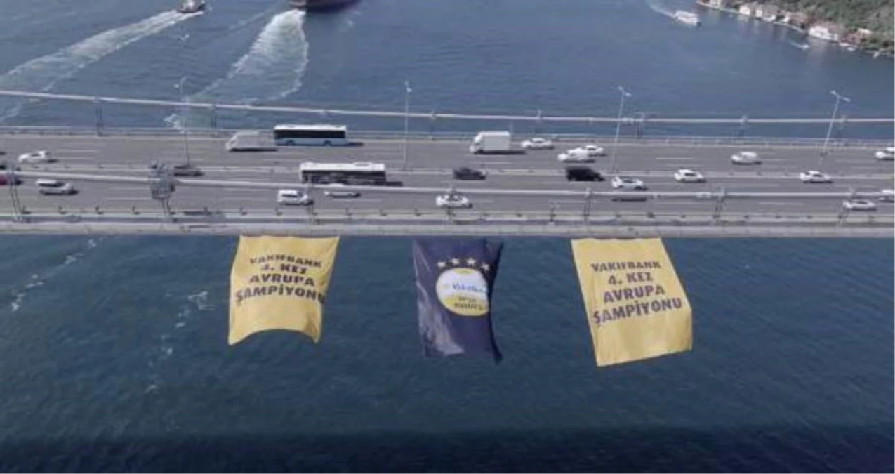 Avrupa Şampiyonu Vakıfbank\'ın Bayrağı, FSM Köprüsü\'ne Asıldı