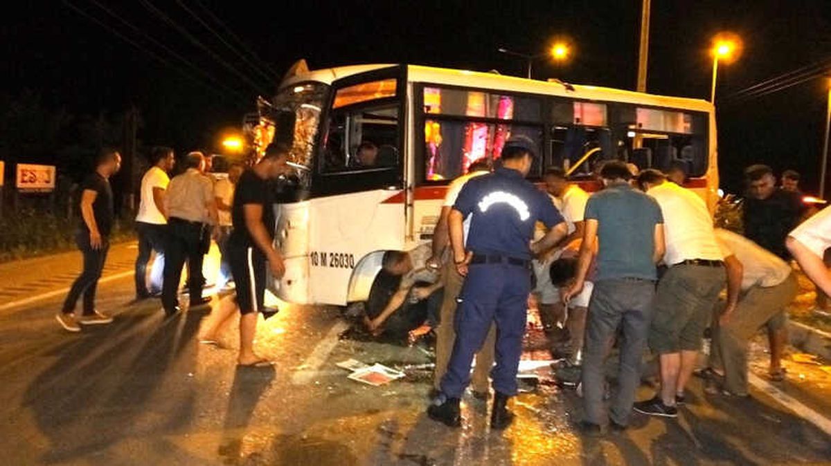 Burhaniye\'de Kamyon Minibüse Çarptı 10 Yaralı