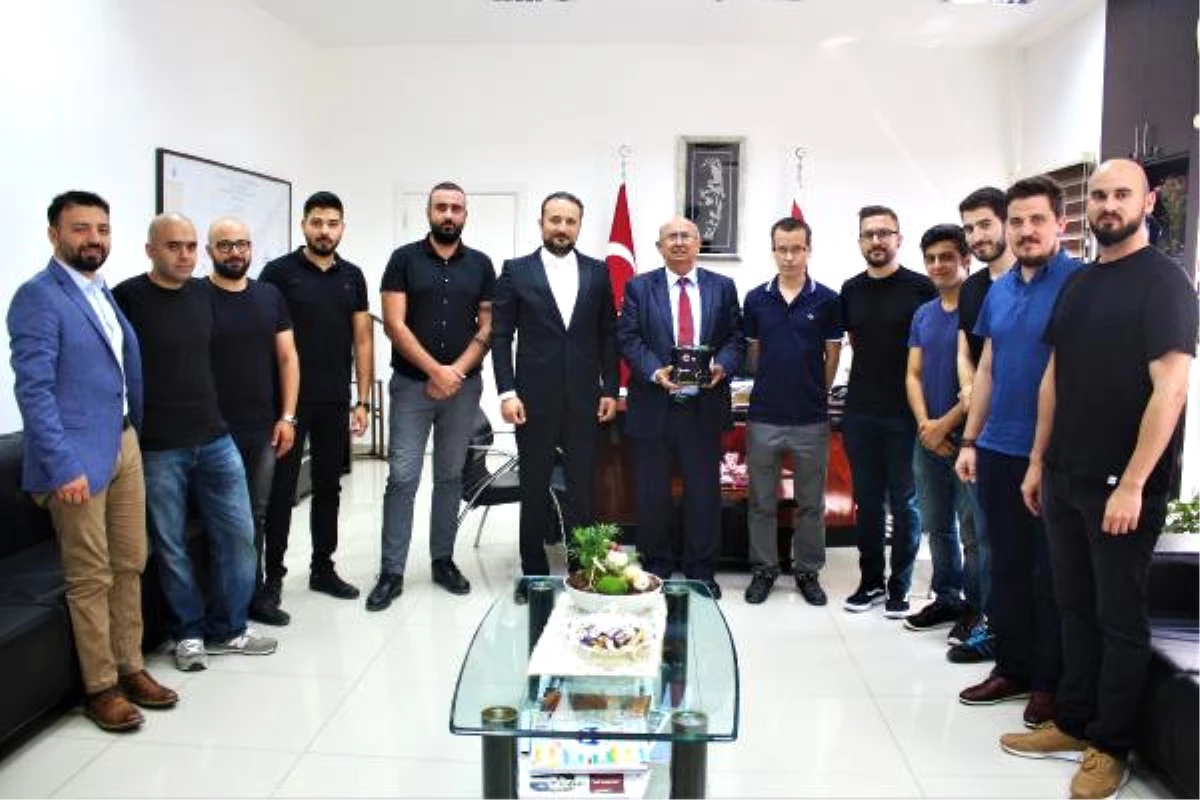 Dünya Şampiyonu Robot Futbol Takımı Milli Eğitim Bakanı Özyiğit\'i Ziyaret Etti