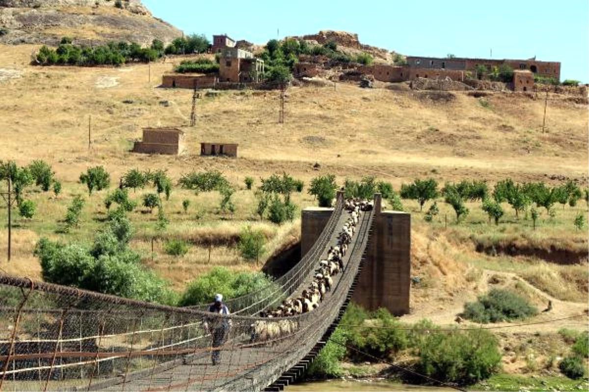 Hasankeyf\'te Ahşap Köprüdeki Yangını Vatandaşlar Söndürdü