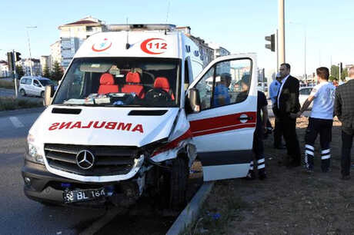 Hasta Taşıyan Ambulans Kaza Yaptı: 2 Yaralı