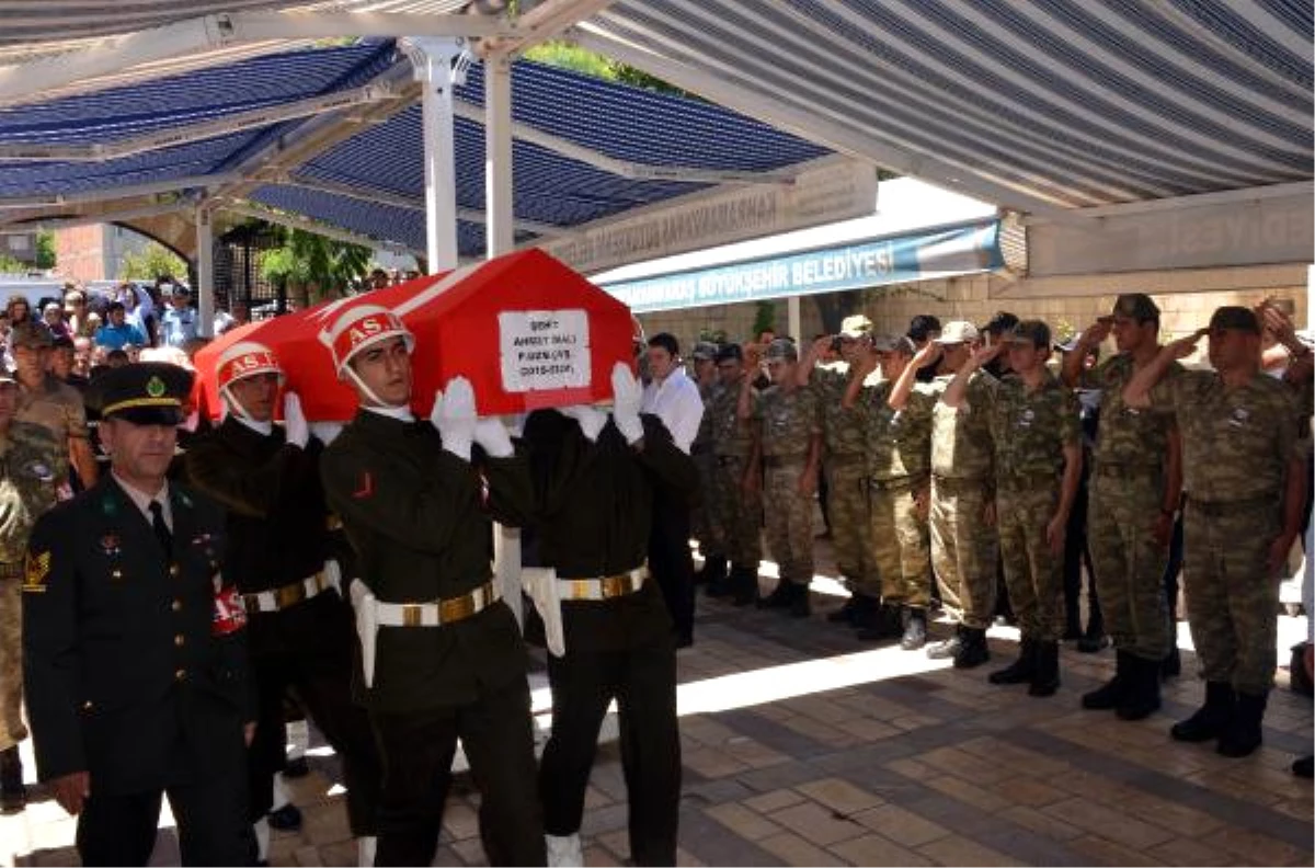 Kaza Kurşunuyla Şehit Olan Uzman Çavuş Toprağa Verildi