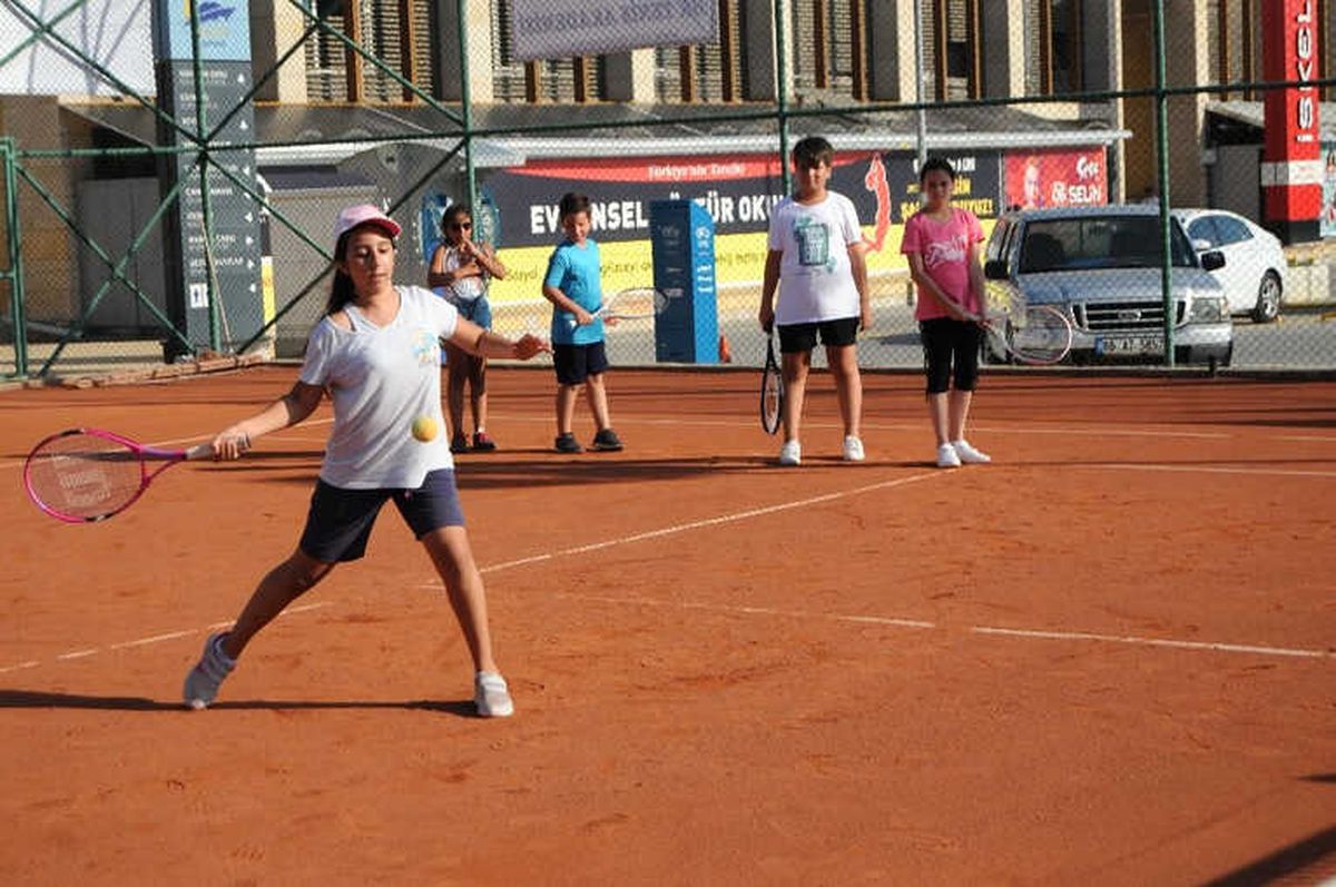 Mersin\'de Şehit Çocuklarına Ücretsiz Tenis Kursu