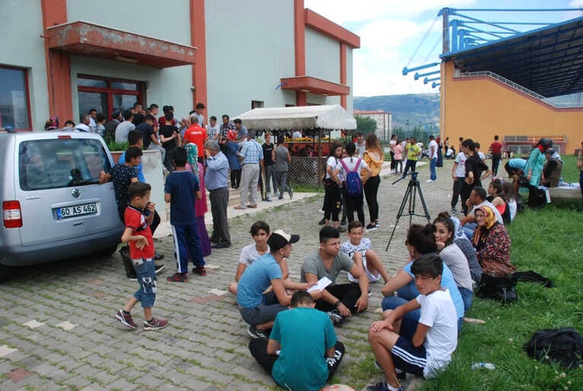 Spor Lisesi Sınavına Girenler Salonda Ter Dökerken Aileleri Dışarıda Dua Etti