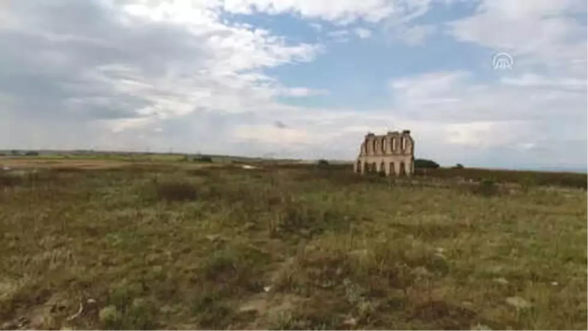 Tarihi Hastane Duvarı Leyleklere Yuva Oldu