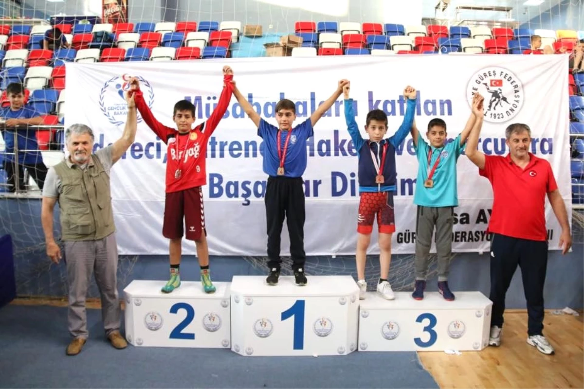 Yunusemreli Güreşçiler Zonguldak\'tan Şampiyonlukla Döndü