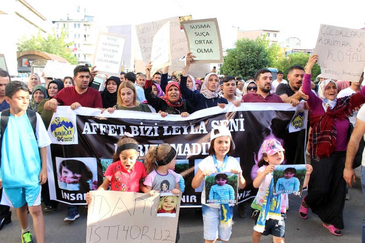 Ağrı\'da Yüzlerce Vatandaş Leyla ve Eylül İçin Yürüdü