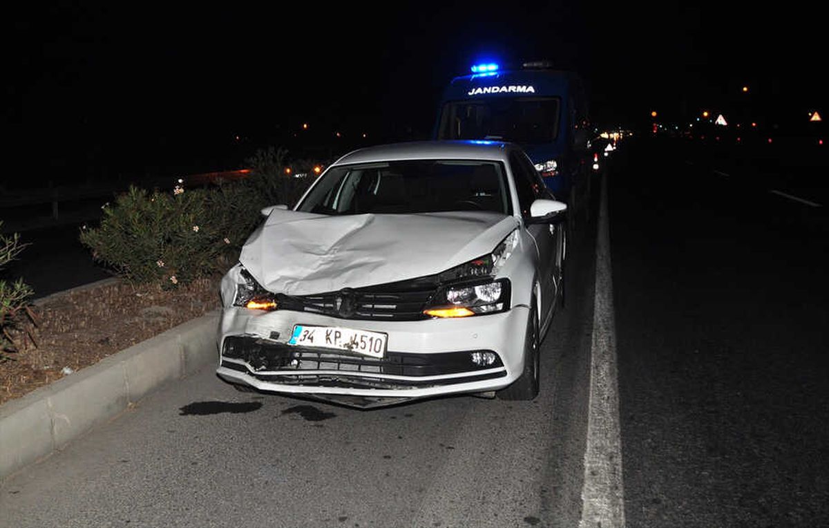 Antalya\'da İki Otomobil Çarpıştı: 3 Yaralı