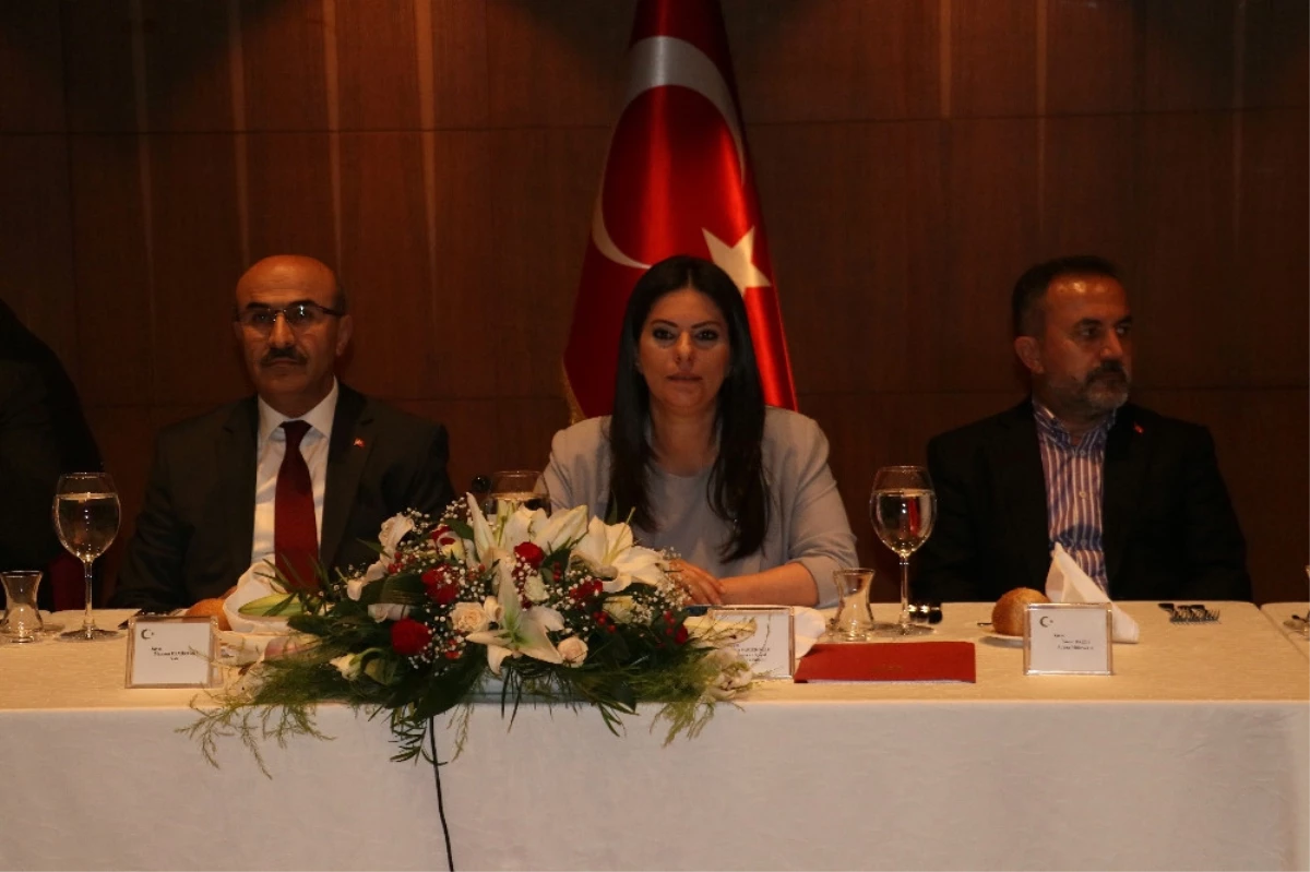 Bakan Sarıeroğlu, Adana Demirspor\'un Sorunlarını Dinledi