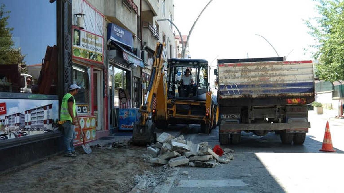 Belediye Ekipleri Bülent Ecevit Caddesi\'nde