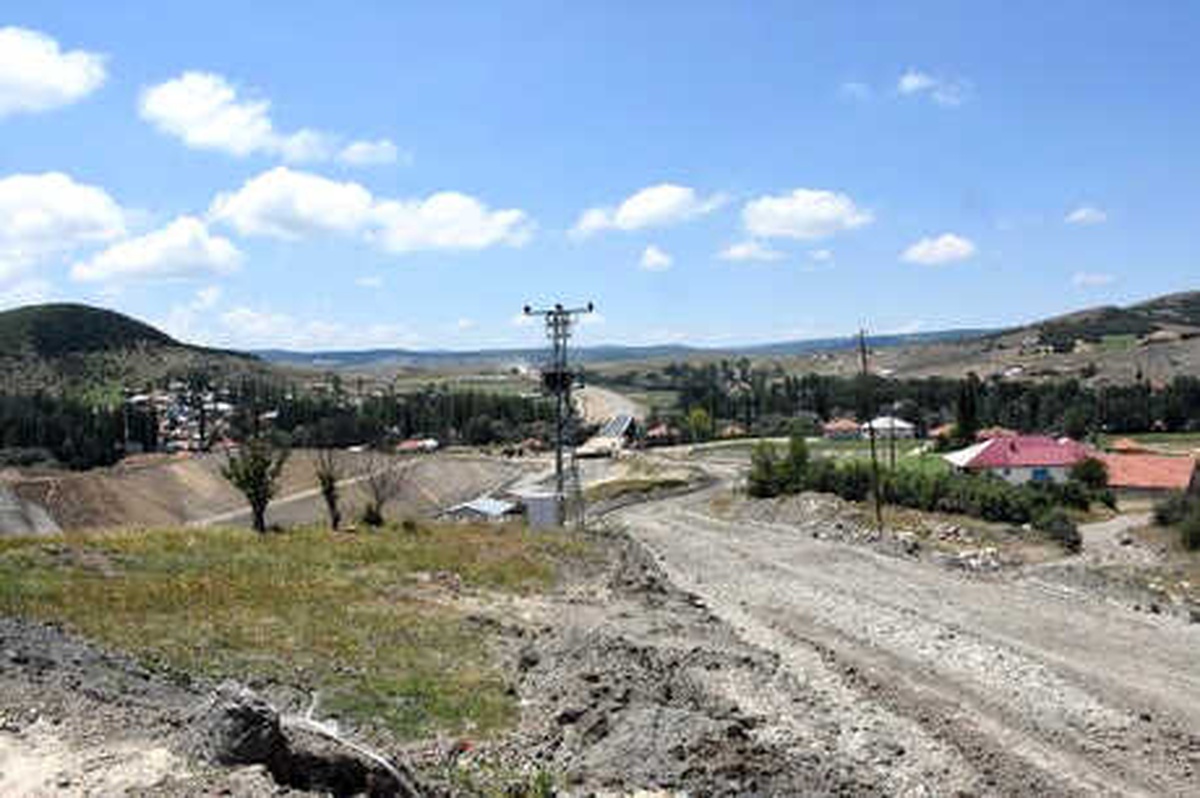 Hızlı Tren Yolu Köyü İkiye Böldü