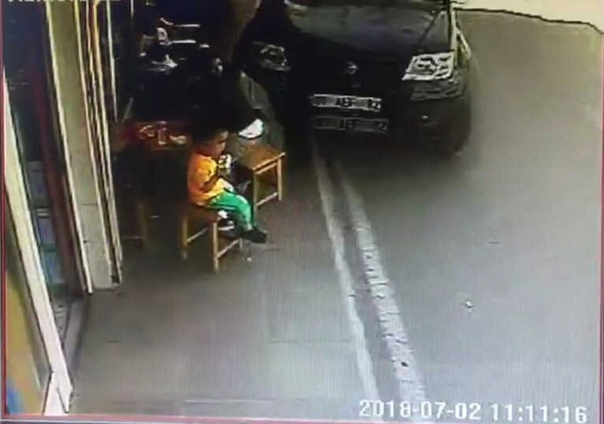 Kamyonet Kaldırımdaki Anne ve 2 Çocuğuna Çarptı